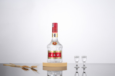 光與酒的交響 五糧液52度第七代白酒靜物攝影的美學之旅