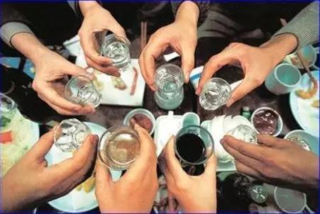 酒桌上的得力助手 這些白酒聚會游戲讓你成為氛圍點(diǎn)燃者！